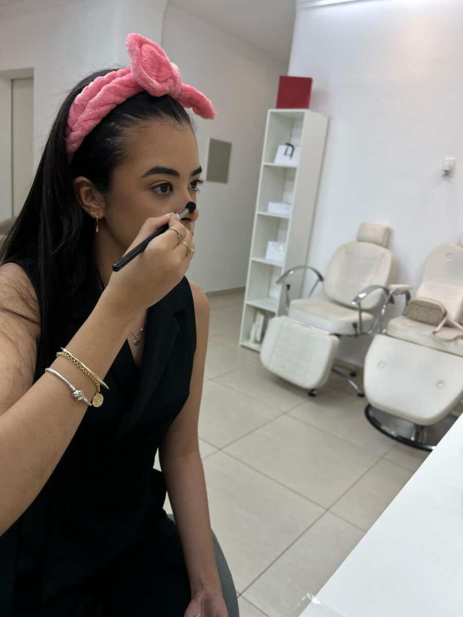 Aluna aprendendo técnicas de maquiagem em curso de automaquiagem em Governador Valadares.