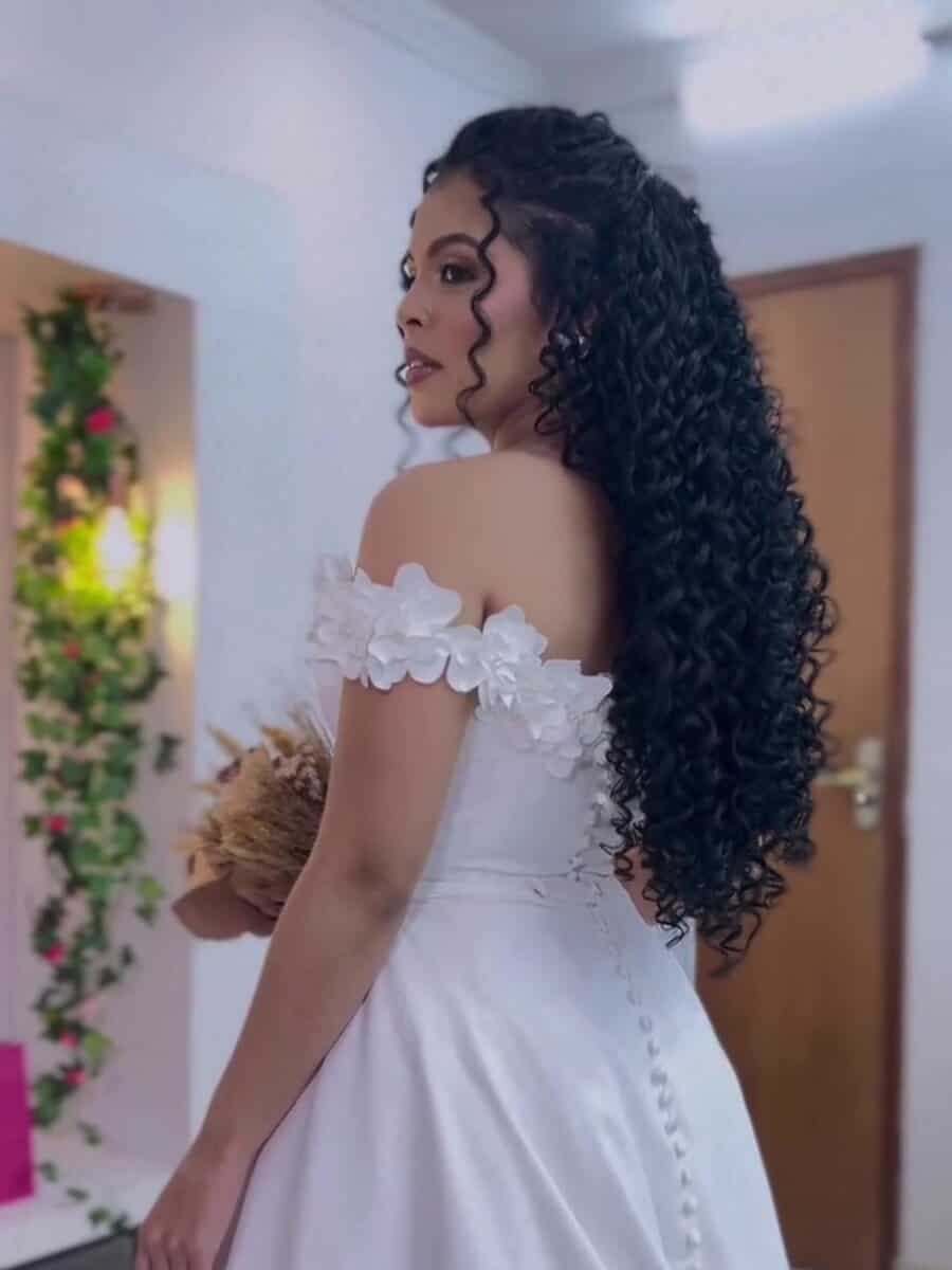 Penteado de festa para cabelo cacheado longo e definido, exemplo de serviço de um salão para cacheadas em Governador Valadares.