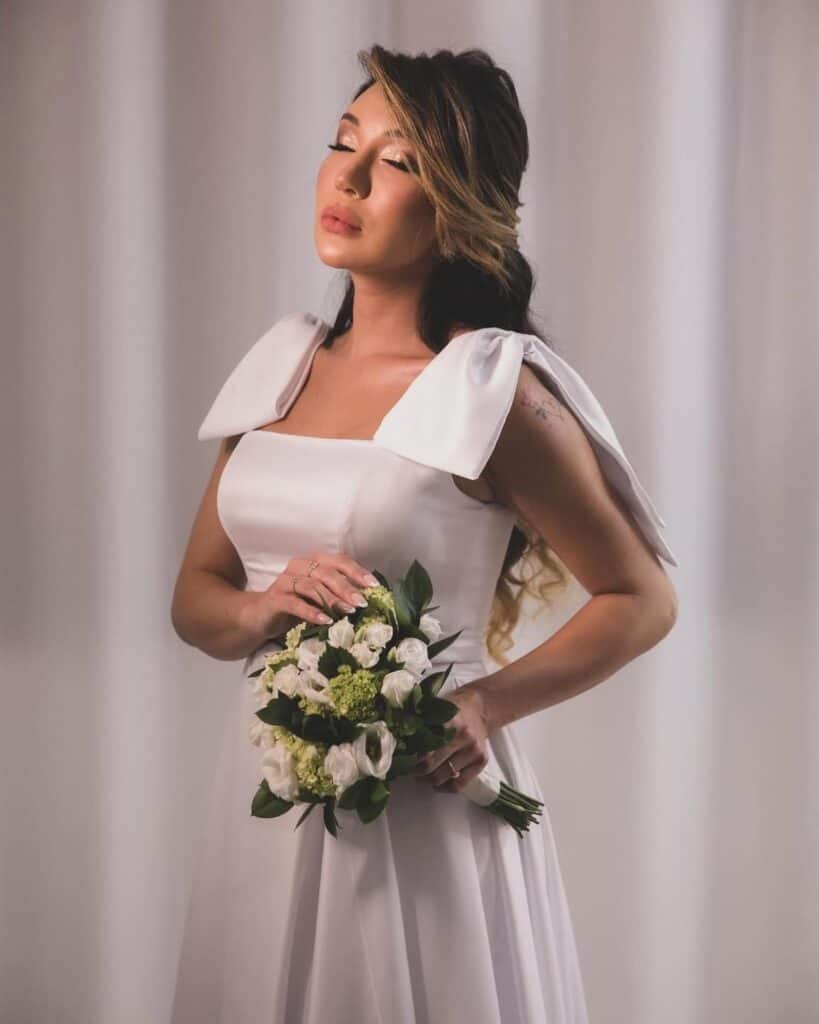 Produção de Dia de Noiva com maquiagem clássica e penteado semi-preso, realizada no Ateliê SF Beauty em Governador Valadares.