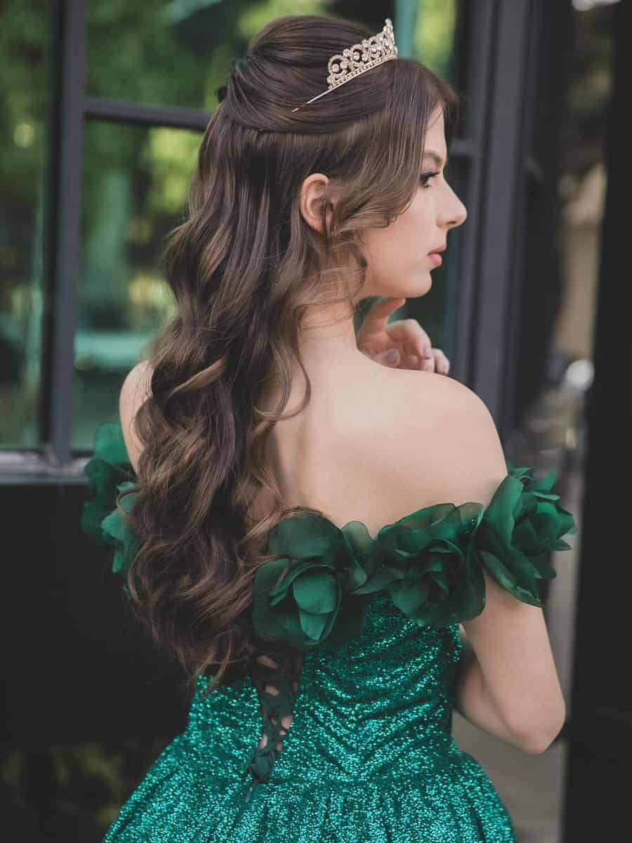 Penteado de debutante semi-preso com ondas e tiara, produção para festa de 15 anos em Governador Valadares.