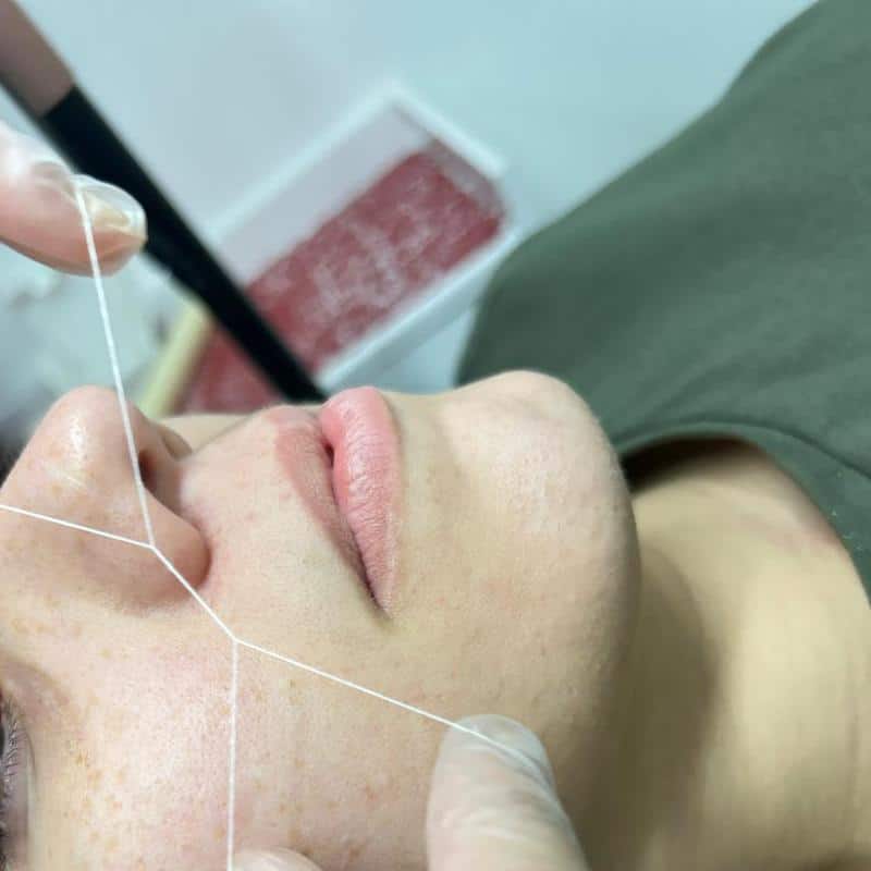Foto de realização do serviço de epilação facial com linha.  Link encaminha para a página do respectivo serviço.