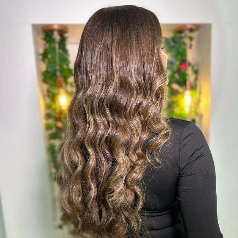 Foto de cabelos produzidos com escova modelada com babyliss. Link encaminha para a página do respectivo serviço.