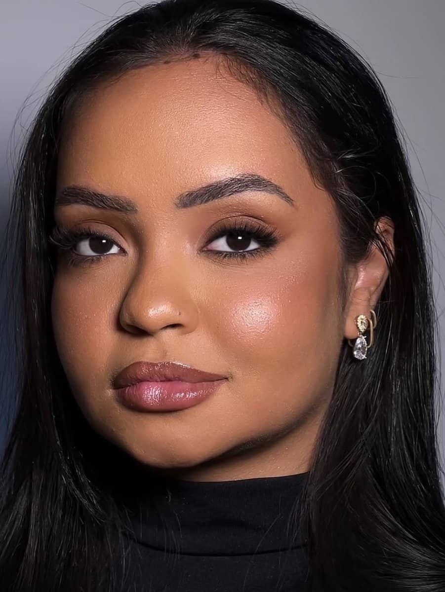 Resultado de maquiagem social profissional com pele iluminada e olhos marcantes, feita no Ateliê SF Beauty.