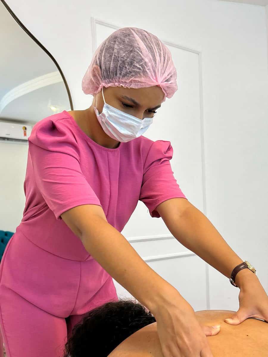 Profissional realizando manobras de massagem relaxante nos ombros de cliente no Ateliê SF Beauty.