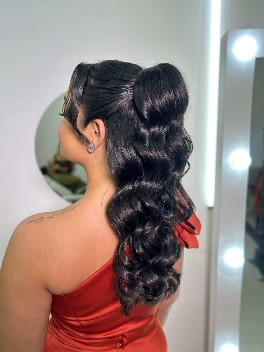 Exemplo de penteado de festa com rabo de cavalo alto e ondas glamourosas, feito no Ateliê SF Beauty.
