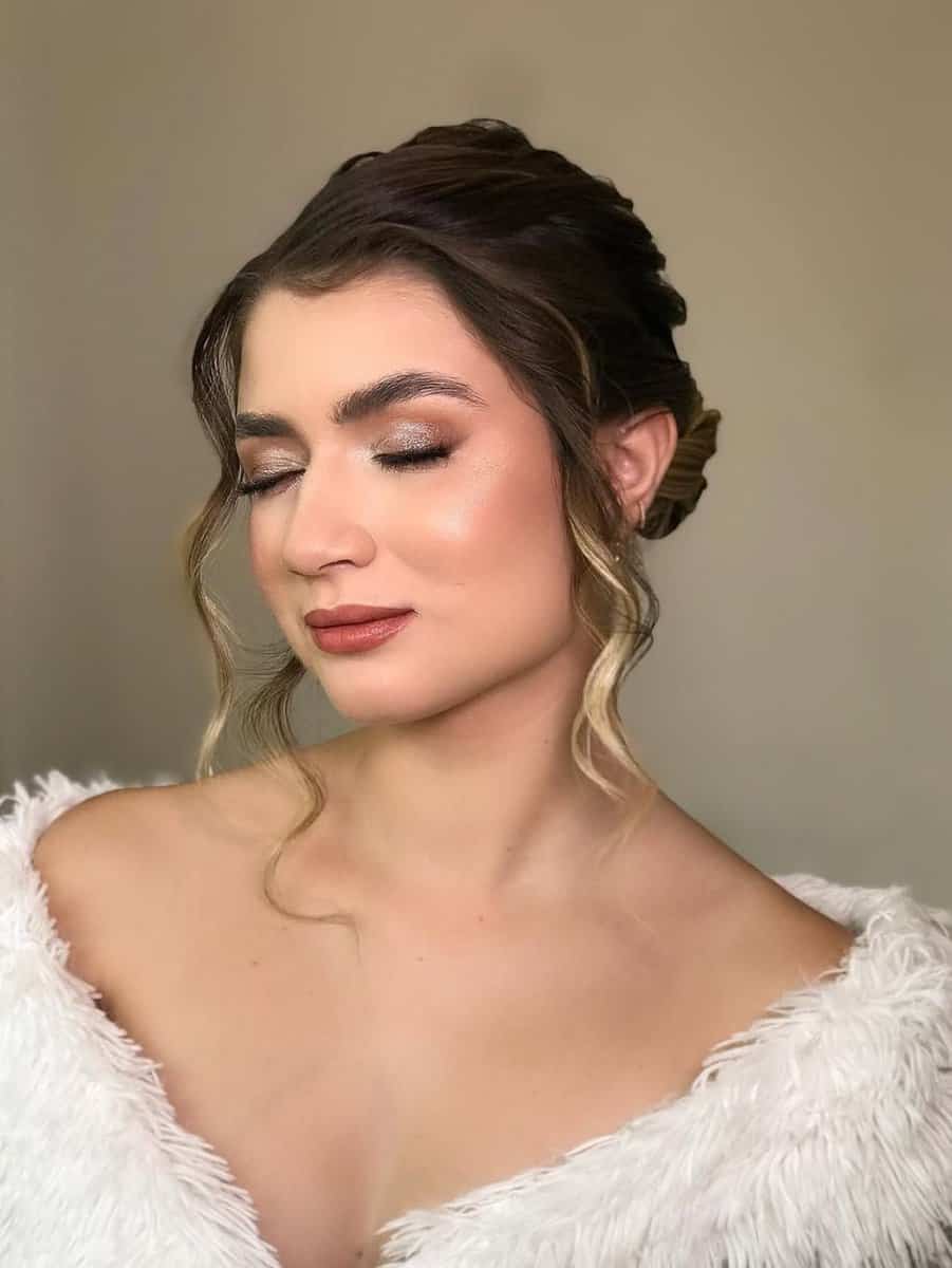 Resultado da maquiagem e penteado para noiva civil, com pele iluminada, olhos marcantes e coque elegante.