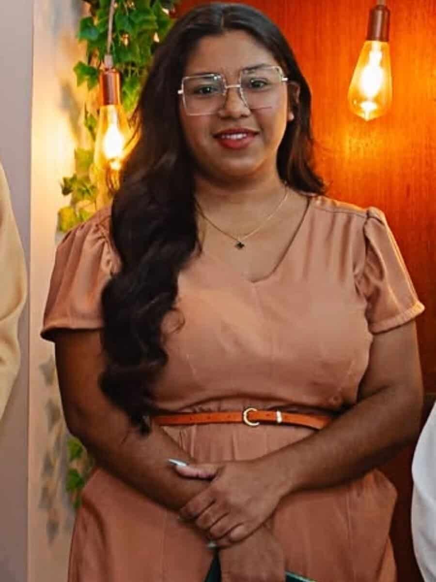 Priscylla, penteadista em Governador Valadares no Ateliê SF Beauty, produzida, sorrindo.
