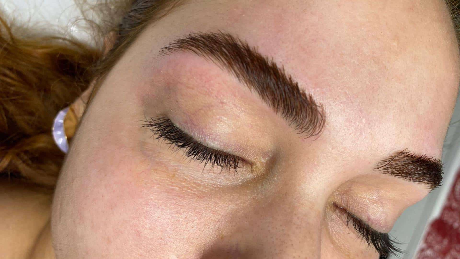 Brow lamination em Governador Valadares Sobrancelhas HD, estética e micropigmentação no Ateliê SF Beauty, realçando beleza natural, técnica de alta precisão, sobrancelhas perfeitas e harmoniosas.