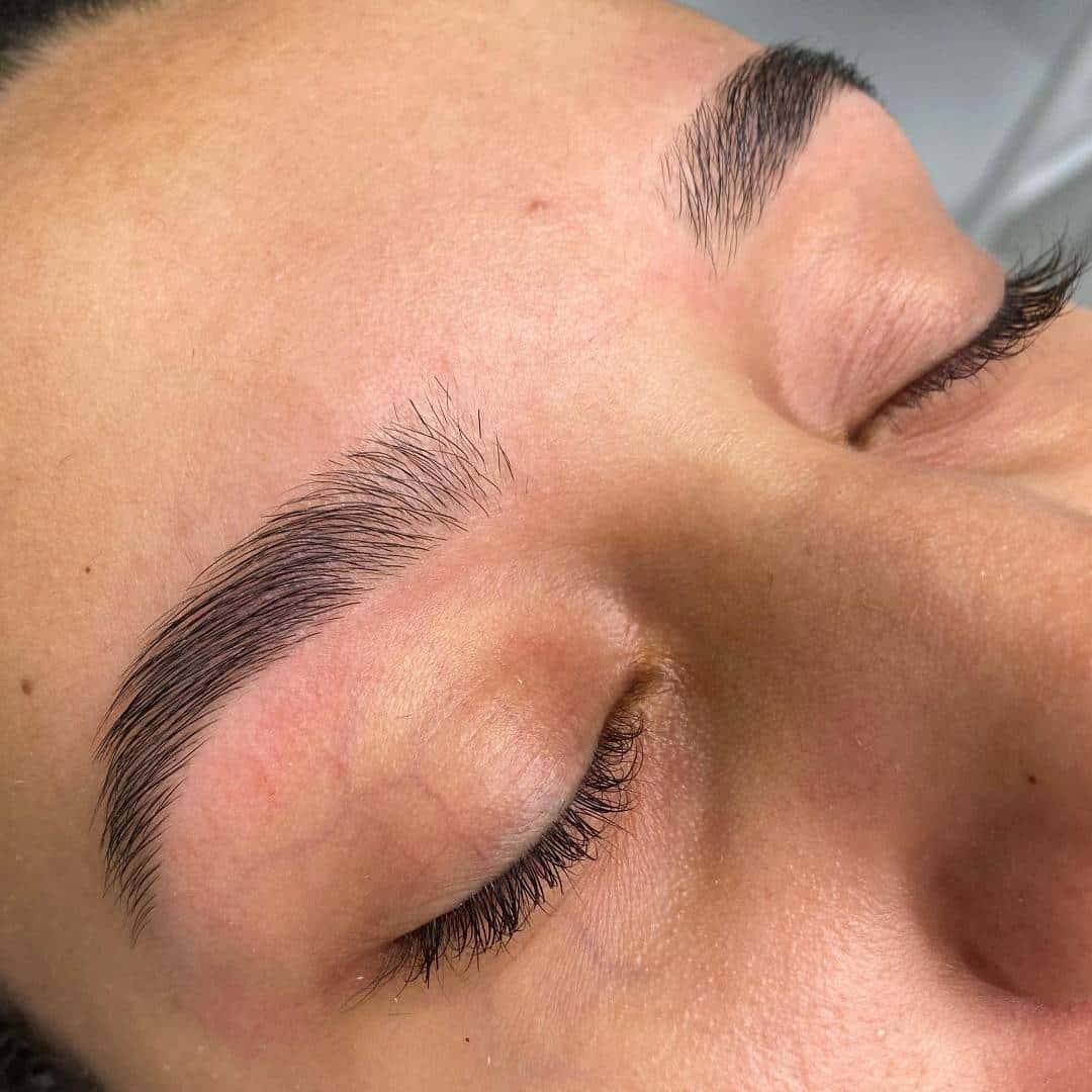 Cliente de design de sobrancelhas Governador Valadares no Ateliê SF Beauty