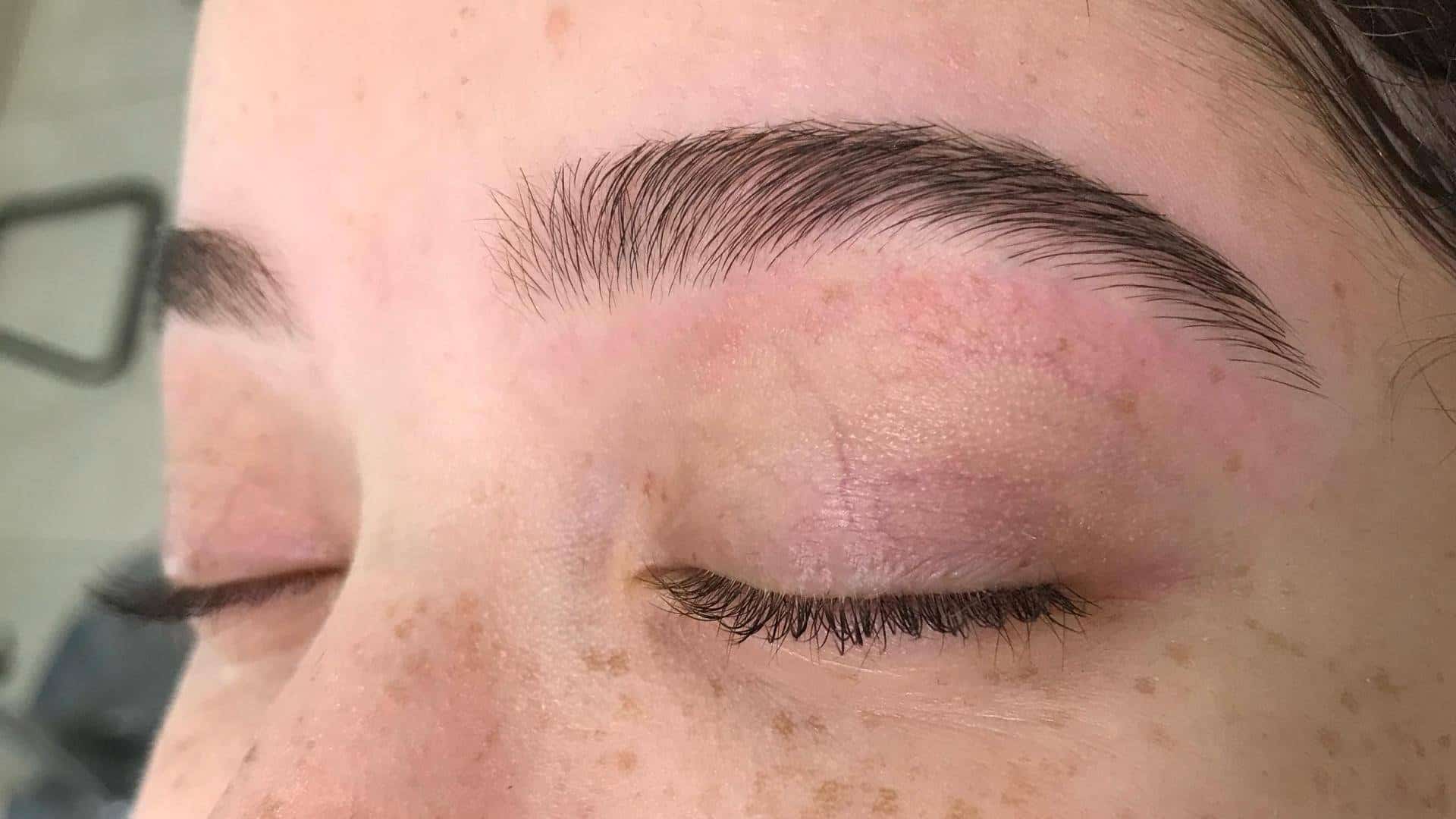 Cliente mostrando o design de sobrancelhas em Governador Valadares feito no Ateliê SF Beauty