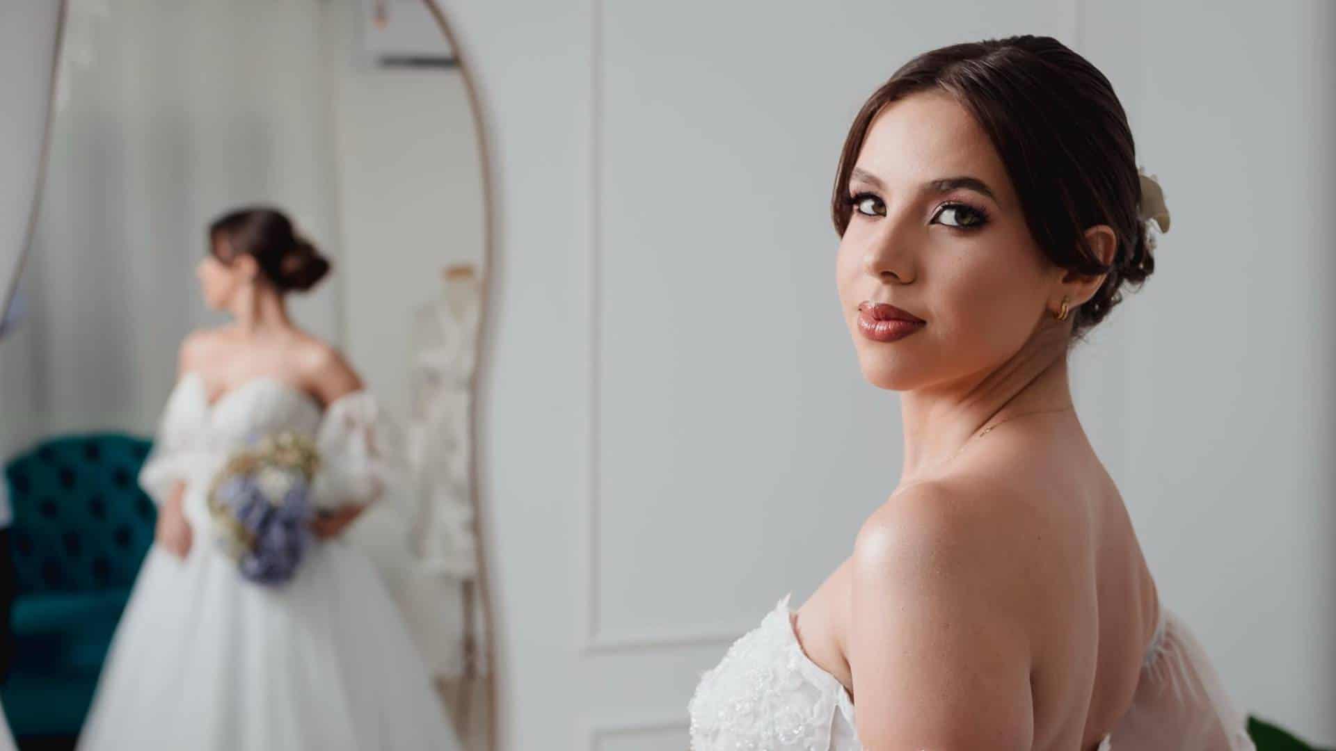 Noiva com penteado elegante no Ateliê SF Beauty para casamento.