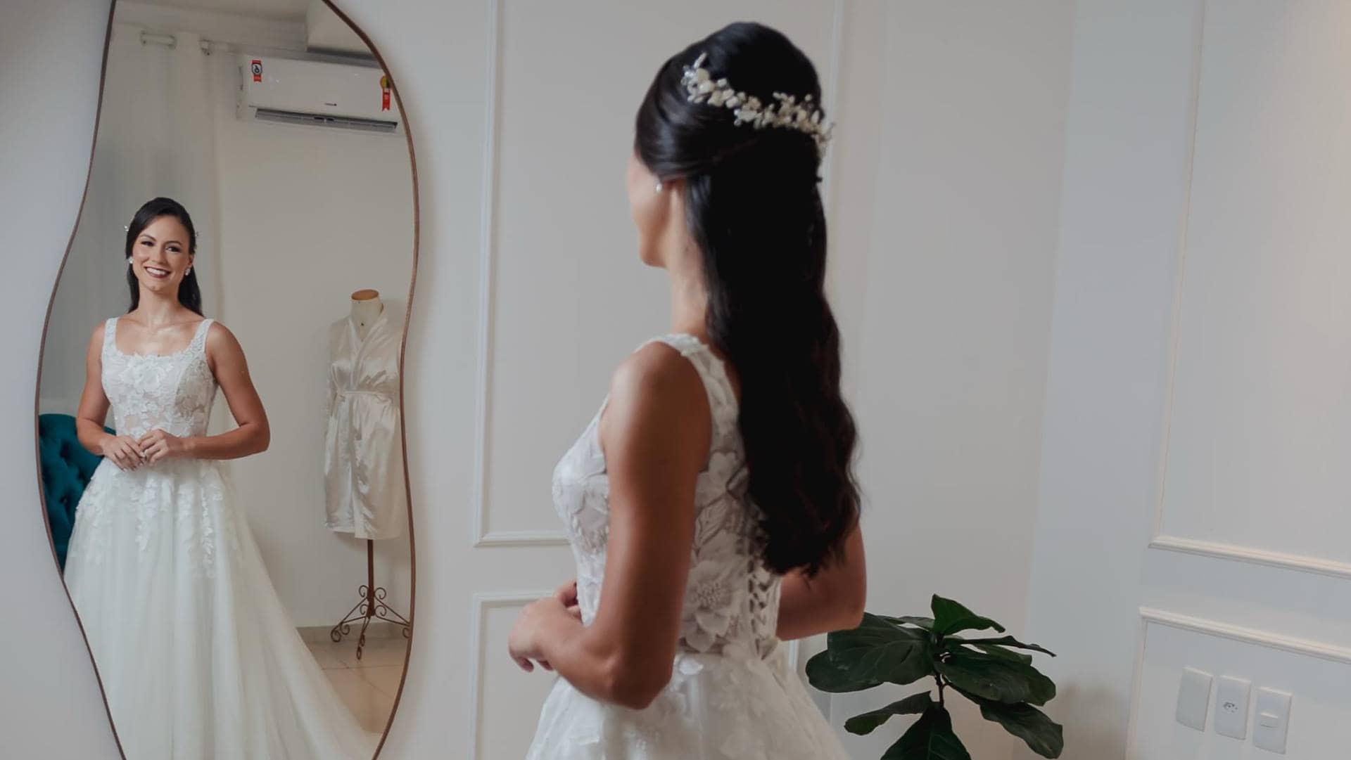 Linda noiva em vestido de noiva branco, admirando sua aparência no espelho antes do casamento.