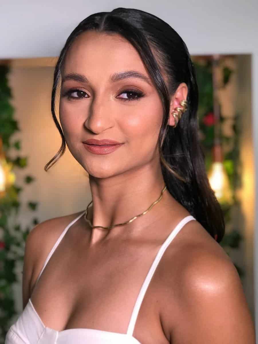 Linda mulher com pele radiante e maquiagem natural, usando joias elegantes, em ambiente de beleza no Ateliê SF Beauty em Governador Valadares.