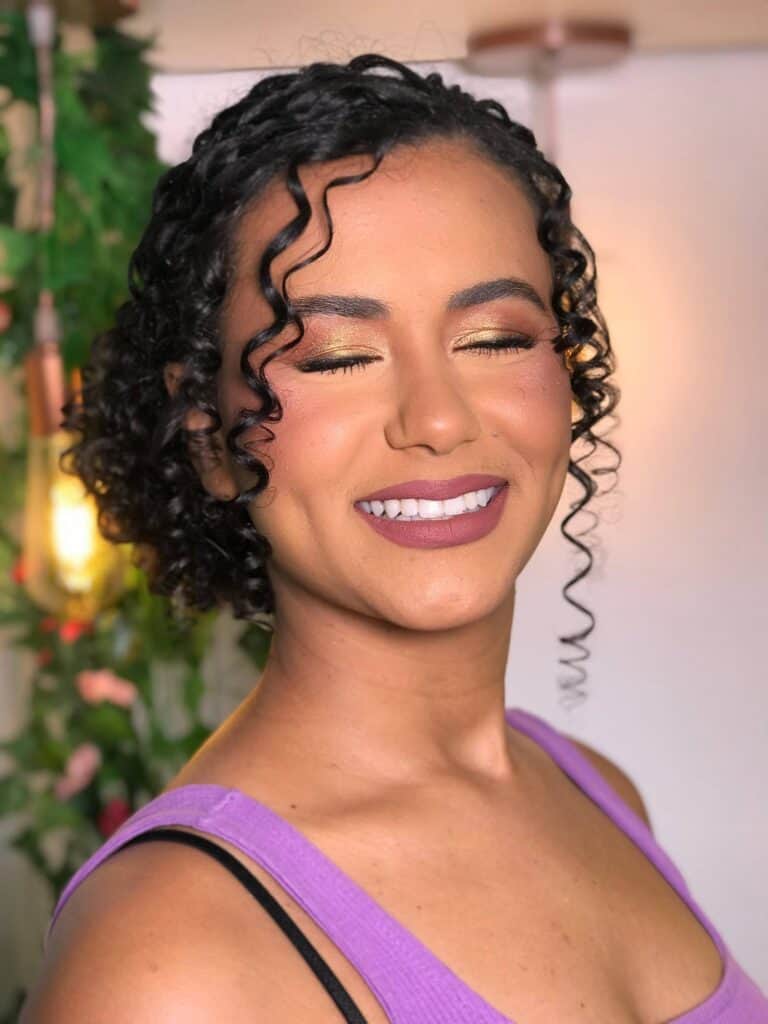 Cabelos cacheados com penteado moderno e maquiagem natural; estética e beleza no Ateliê SF Beauty.