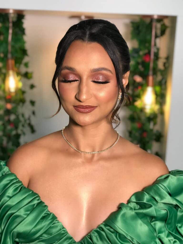 Linda maquiagem com olhos esfumados e pele glow, ideal para eventos especiais, beleza e cuidados de estética na Ateliê SF Beauty.