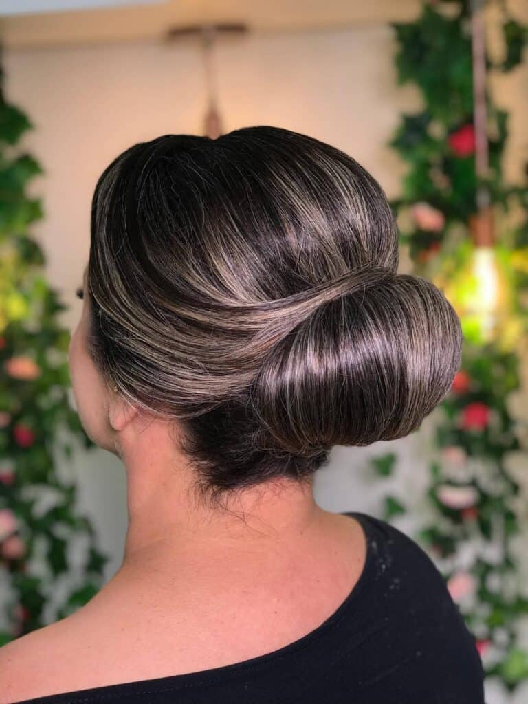 Cabelos com penteado clássico e brilho intenso, realizado no Ateliê SF Beauty, especialista em beleza e estética.