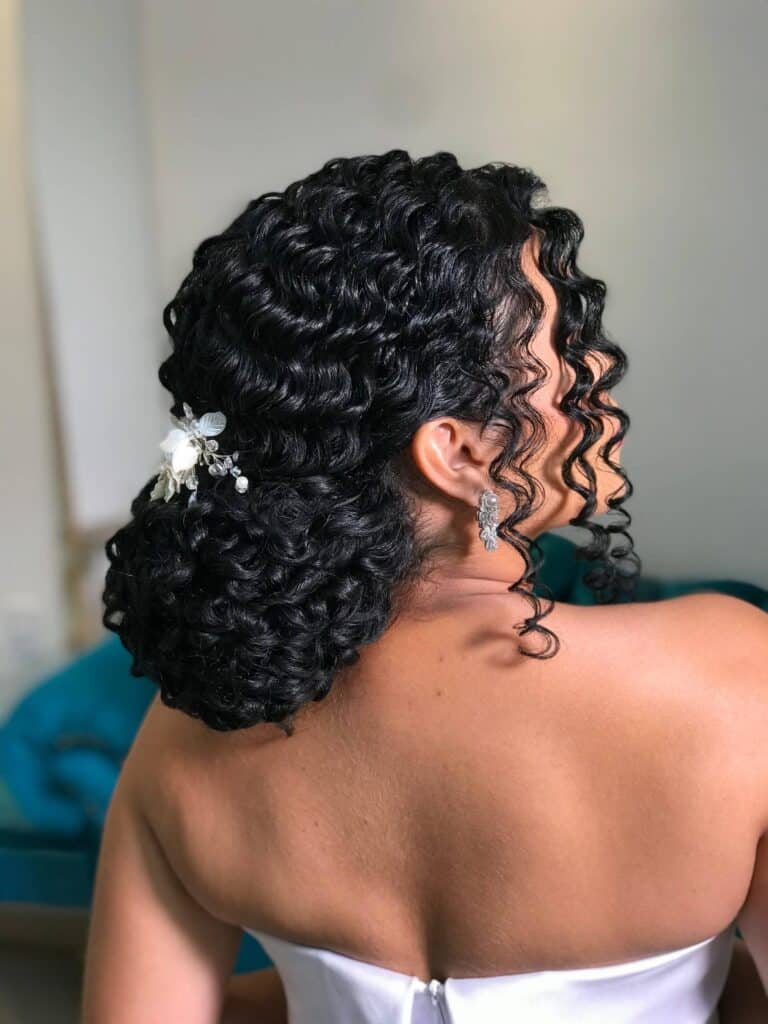 Cabelo cacheado preto, penteado com cachos volumosos e brilhantes no ateliê de beleza, estética capilar, penteados especiais, cabelo quente cacheado, salão de beleza ateliê sf beauty.