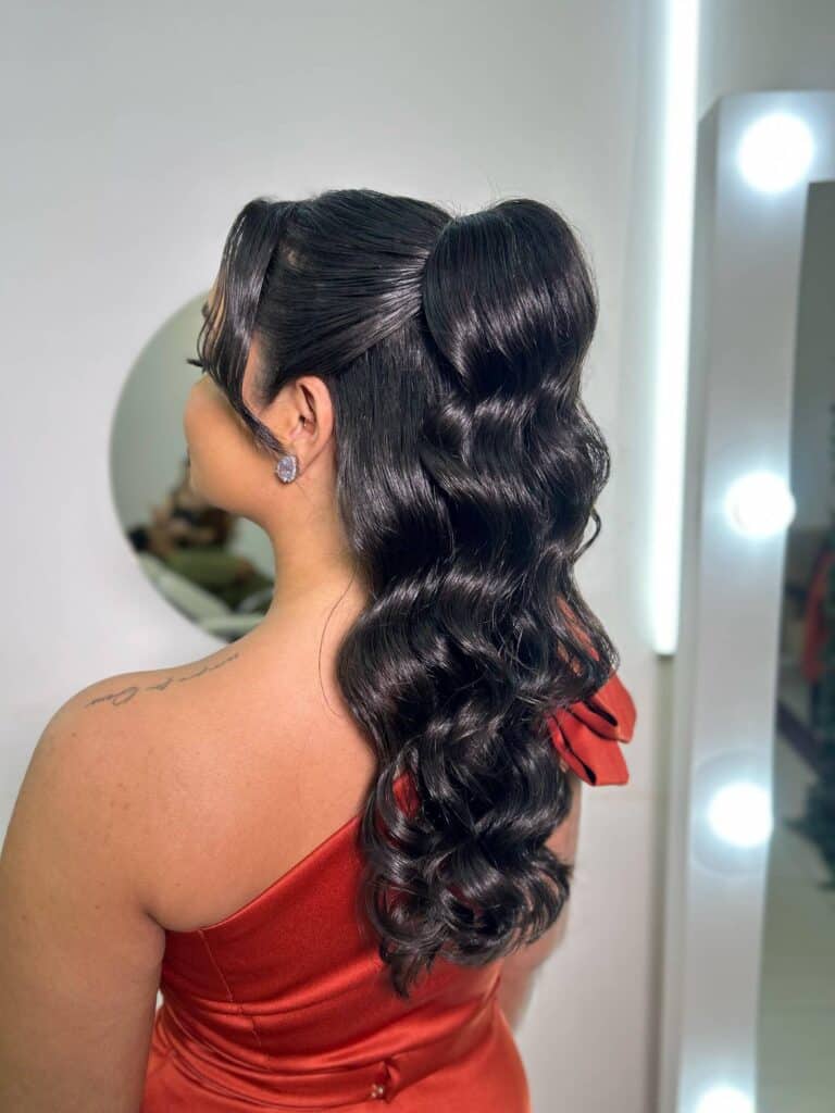 Cabelos cacheados e brilhantes com penteado elegante e moderno.