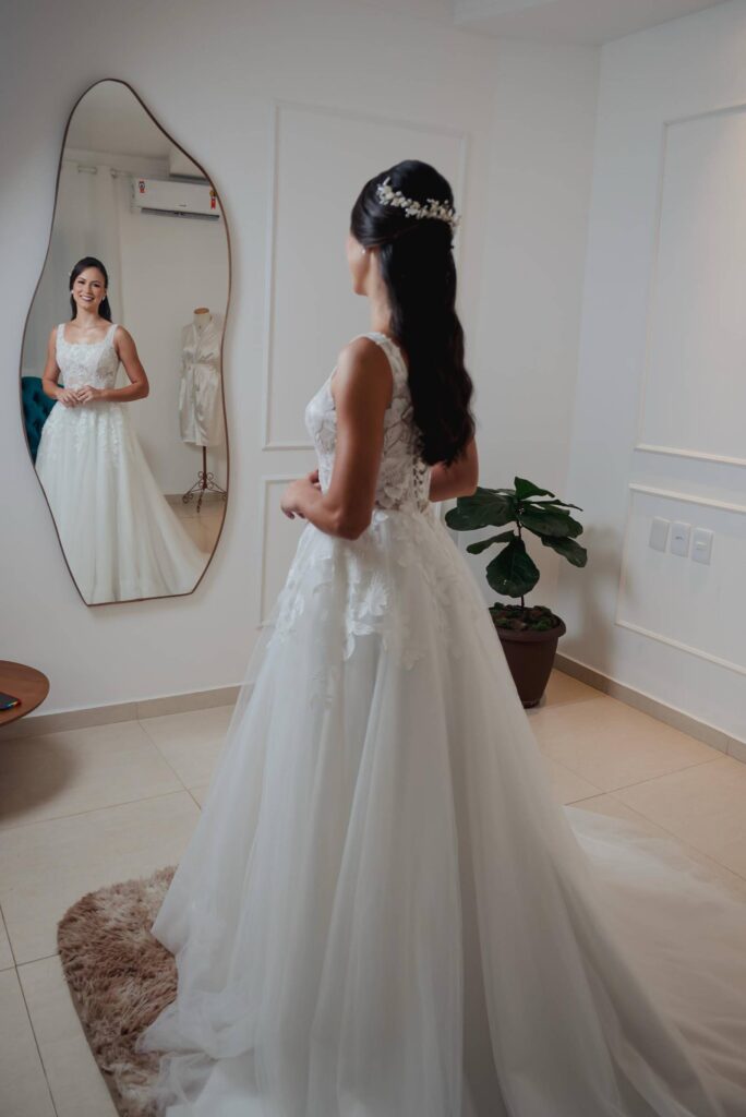 Vestido de noiva em consultório de beleza, pronto para o casamento, com acabamento elegante e delicado, ideal para cerimônias e ensaios de moda nupcial.