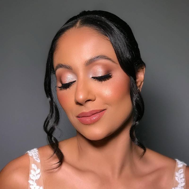 Noiva produzida para o casamento civil com maquiagem e penteado elegantes e vestido de noiva